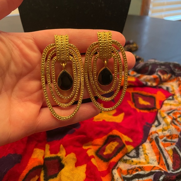 Vintage black and gold tone clip earrings - Picture 2 of 3